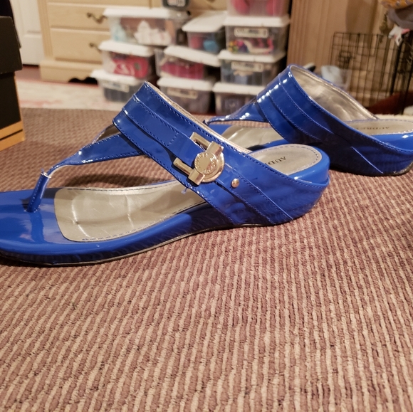 Ladies Sandals - Picture 2 of 13